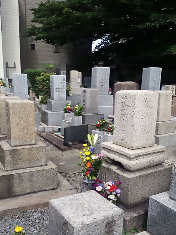 中茶屋明神墓地　花が供えられた墓石