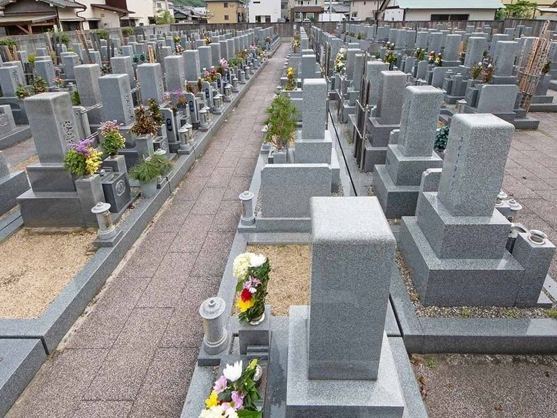 塩屋バス停から徒歩5分、水軒口バス停から徒歩７分の好立地。