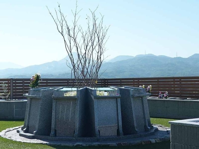 一般墓のように堅牢な石で造られた樹木葬タイプもあります
