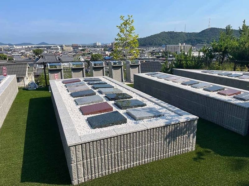 樹木葬の各区画には石碑プレートが設けられています