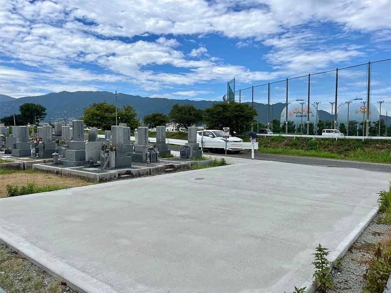 墓域のすぐそばまで車を乗り入れることができます