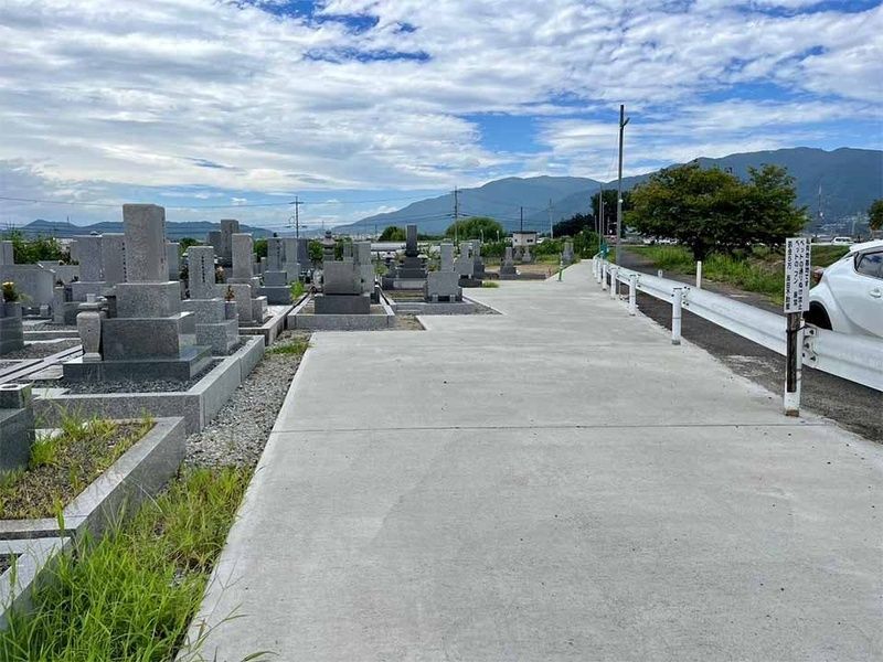 幅広く段差がない平坦な道に囲まれています。