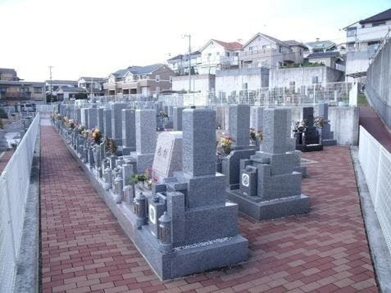 一般墓が建ち並ぶ苑内風景