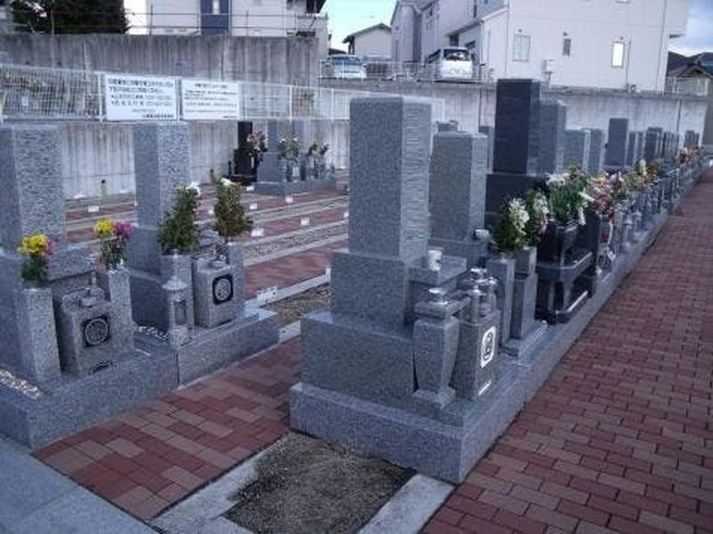 参道はバリアフリーで雨がたまらないインターロッキング仕様なので、どなたもがお参りしやすい環境がととのっています