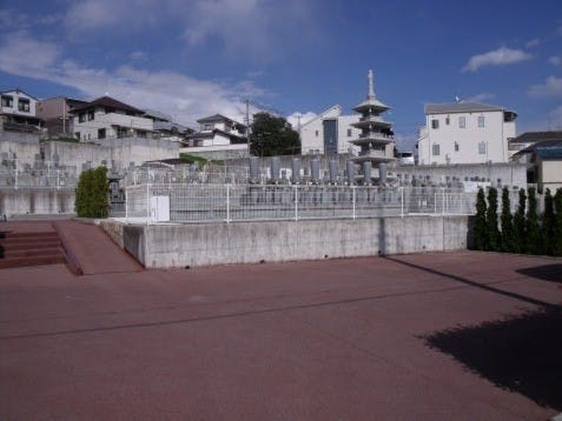 墓域の隣接地には平置きの駐車場が完備しています