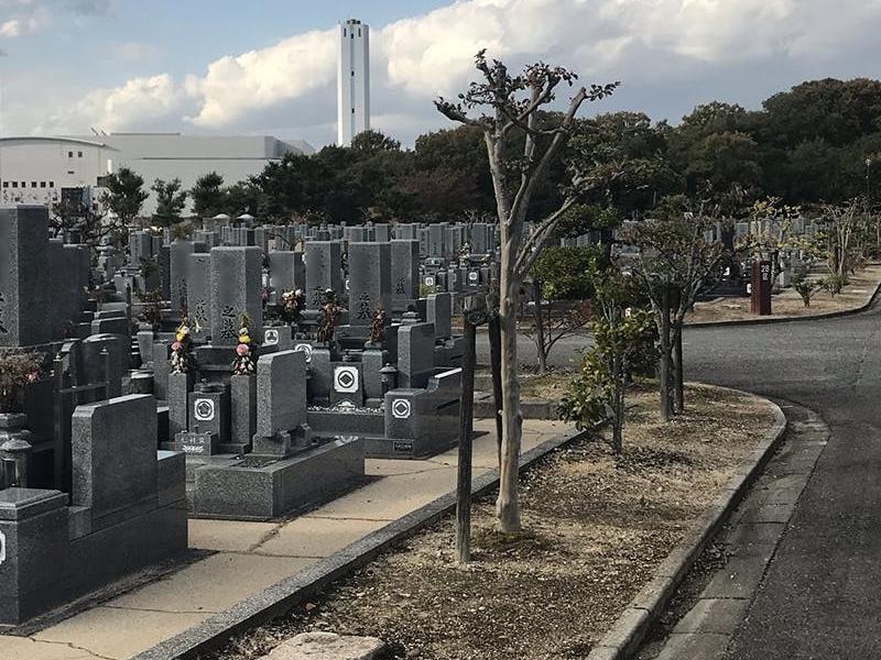 墓域を囲う堅牢な外柵を有するお墓もあります