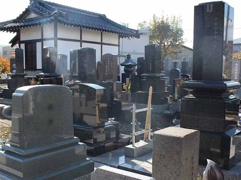 一般墓が建ち並ぶ院内風景