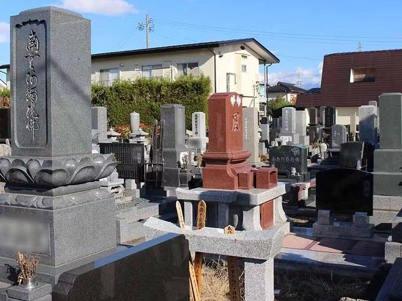 一般墓が建ち並ぶ院内風景