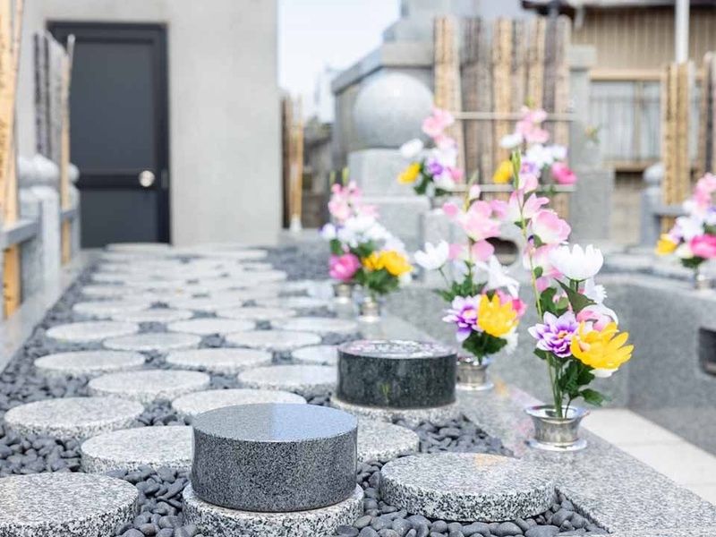 各区画には石碑プレートが設けられています