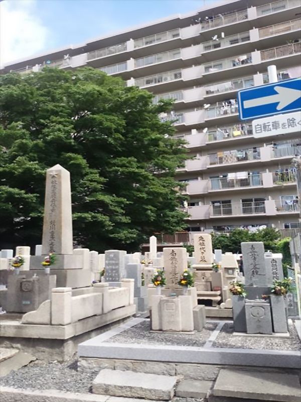 中茶屋明神墓地　住宅街に隣接した墓地