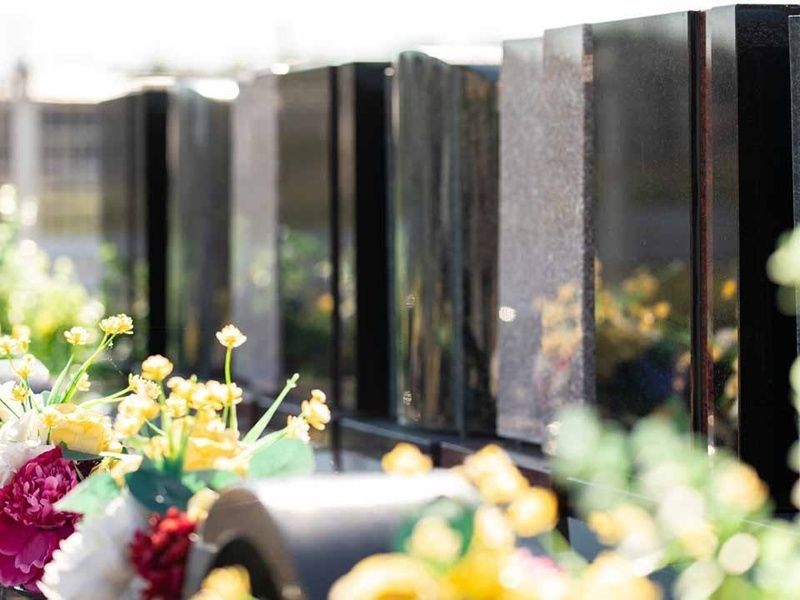 樹木葬は色とりどりの花々に包まれています