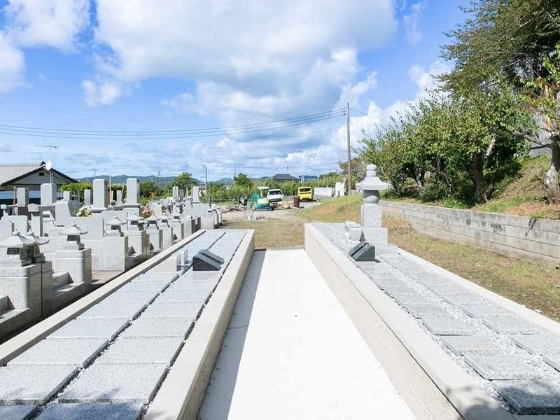 たてやま樹木葬 ～あぶり霊園～は、一般墓区画に隣接しています