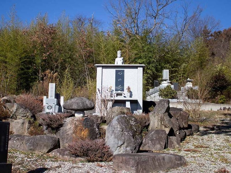 龍顔寺墓地
