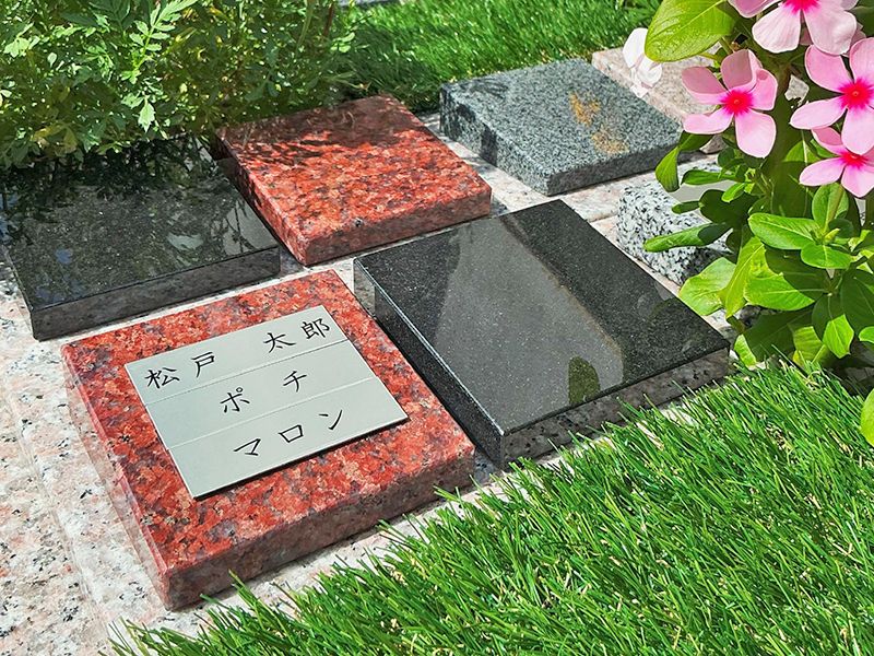 家族専用の墓碑に、埋葬される方のネームプレートが貼られます