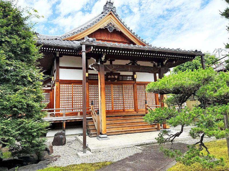 西京極墓苑は1100年以上の歴史を持つ浄土宗寺院・地蔵院安胎寺が管理します