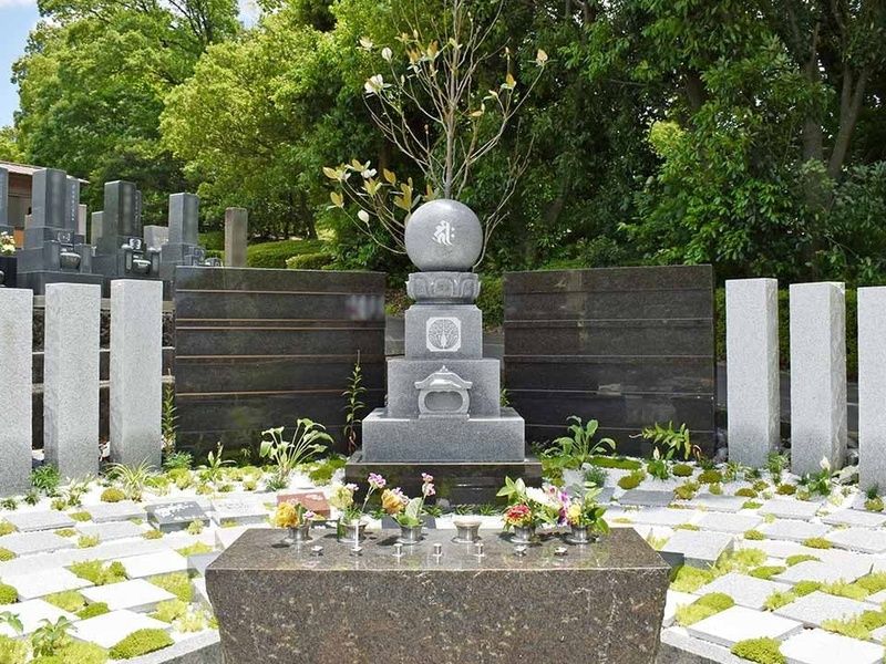 タイサンボクの下、木々花々に囲まれてお眠りいただけます