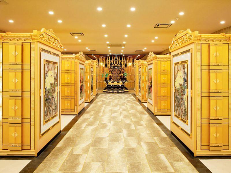 金色の映える華やかな納骨堂