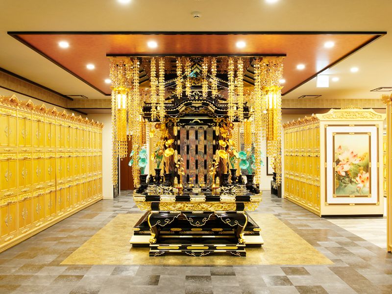 ご本尊を中心に、心安らぐ礼拝堂