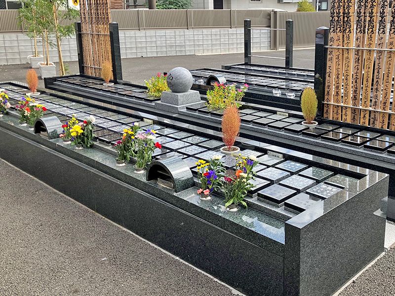 お花は定期的に植えられ故人様にも季節を感じていただけます