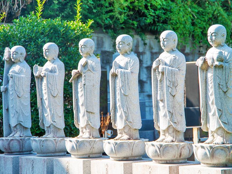 白い石仏の並び