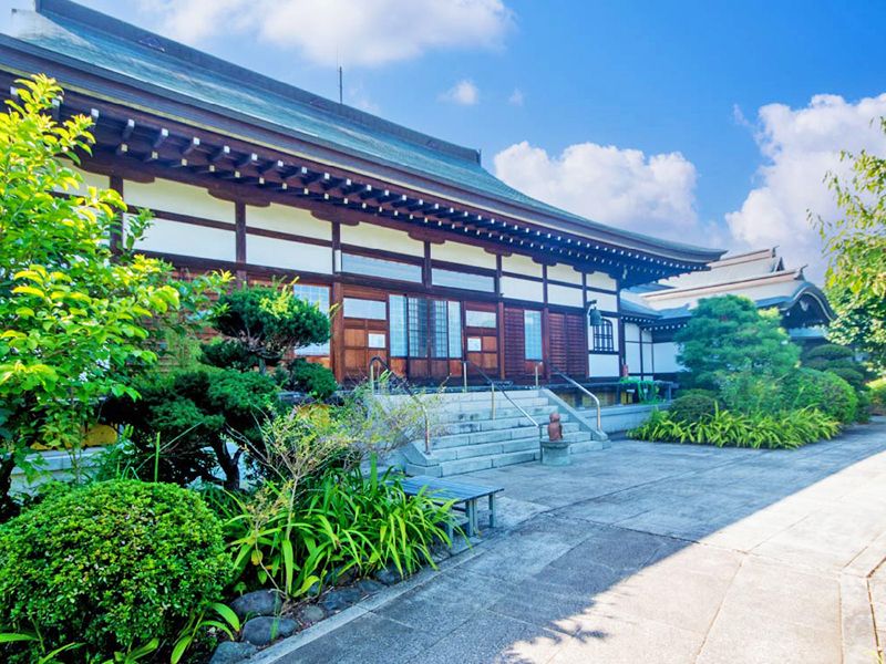 本堂と庭の外観