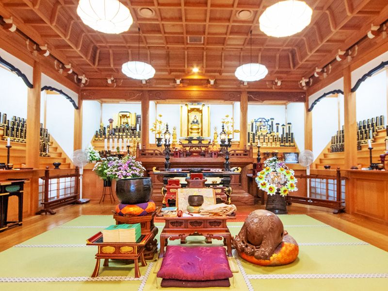 本堂内の祭壇