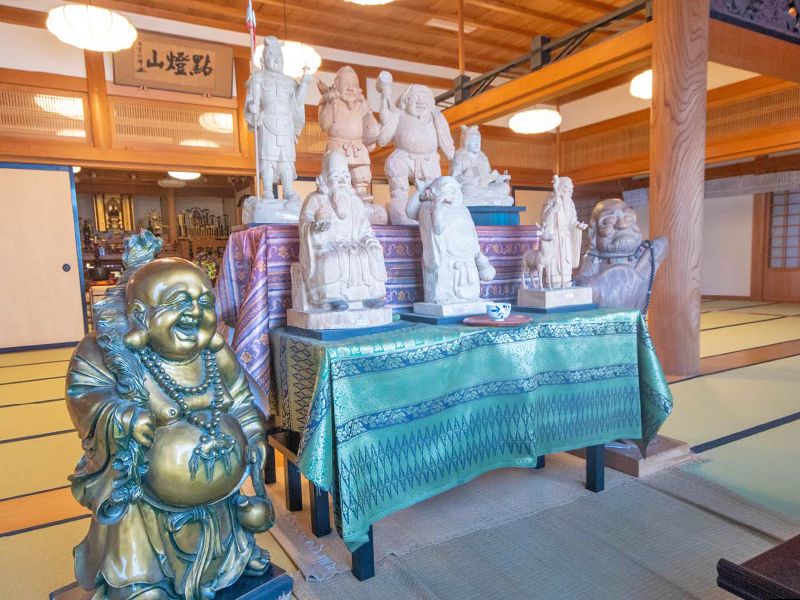 堂内の仏像と祭壇
