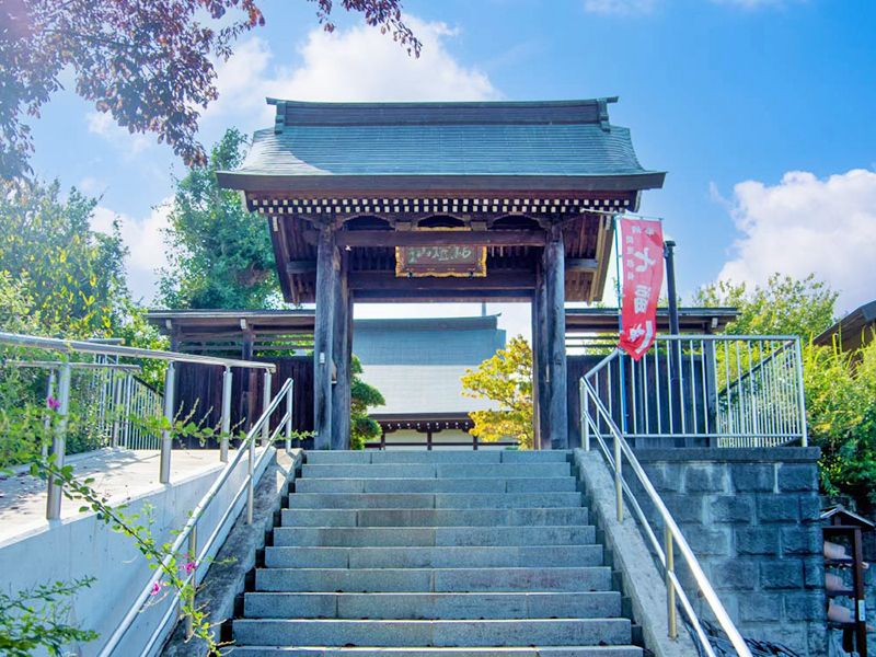 石段先の寺院入口