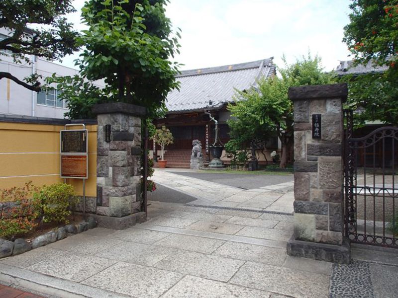 隅田川せせらぎ霊園　立派な門構えの山門と寺院
