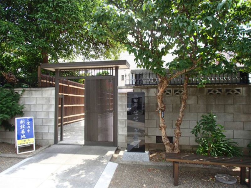 隅田川せせらぎ霊園　和風の休憩用ベンチ