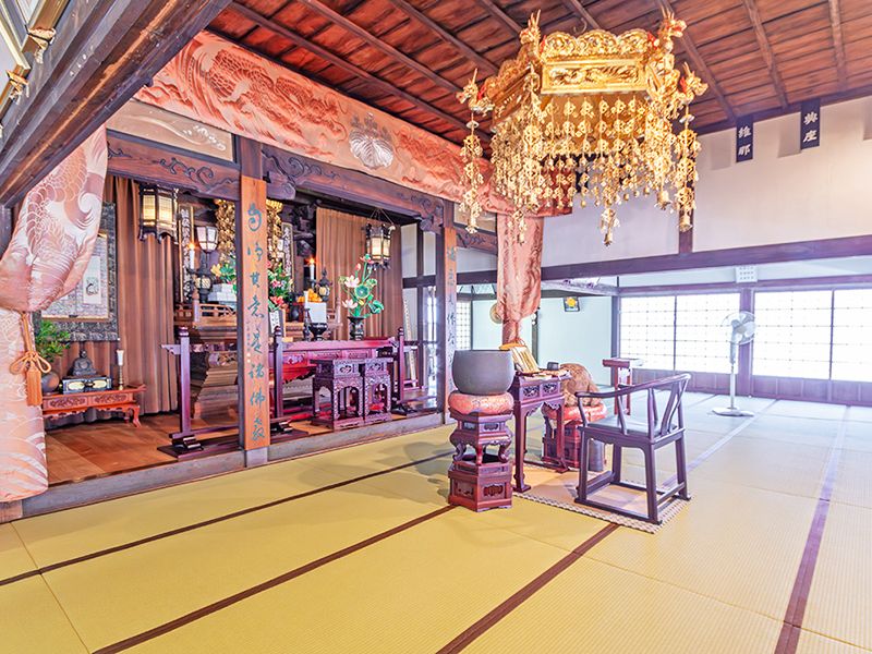 本堂内の椅子と祭壇