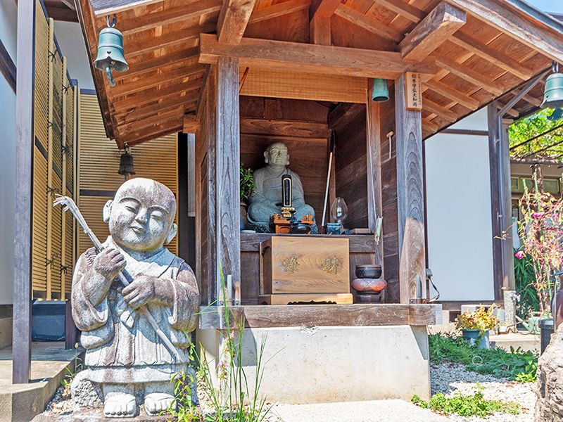 屋根下の石仏