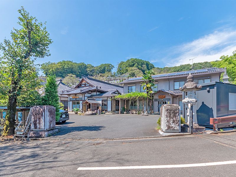 寺院入口と駐車場