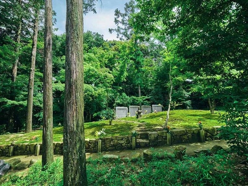 緑に囲まれた開放的な墓苑