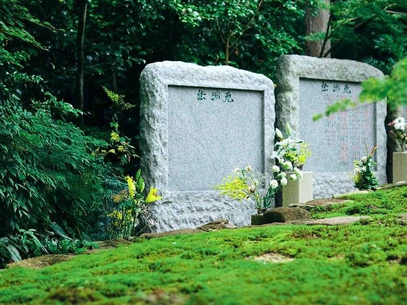 墓苑の傍らの墓碑にお名前を彫刻できます