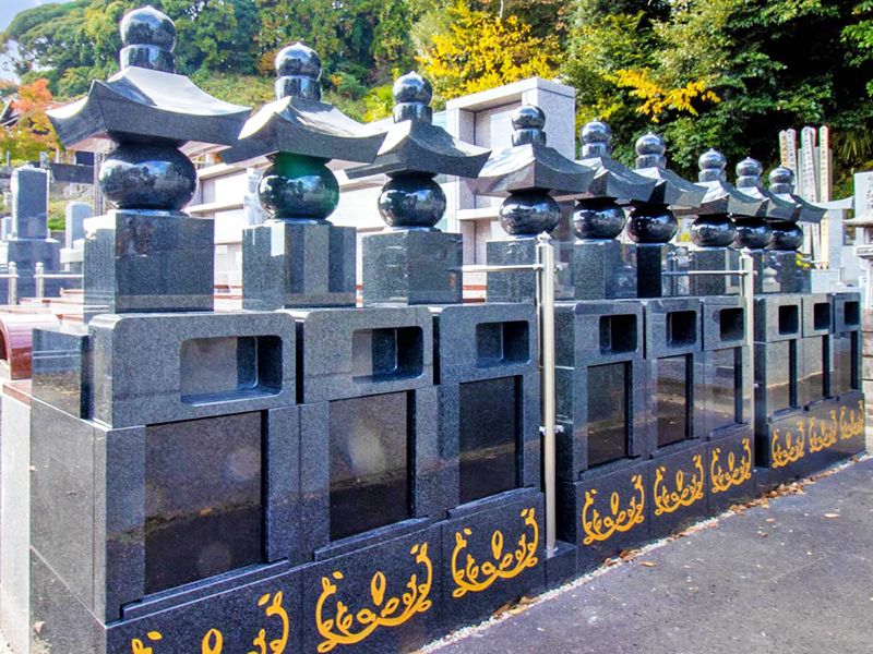 黒い納骨壇の列
