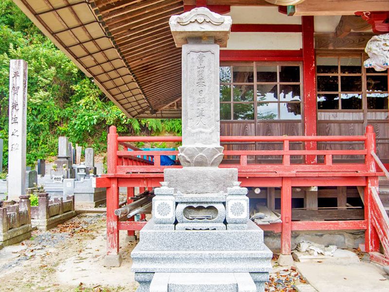 屋根下の石碑