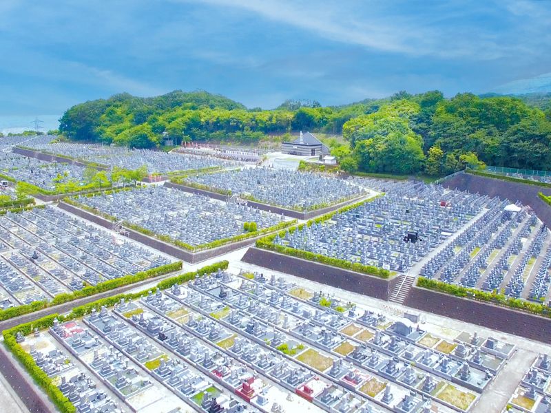 生駒山頂の約7万坪の広大な敷地に、約3万基の実績を誇る関西を代表する大規模霊園です。
