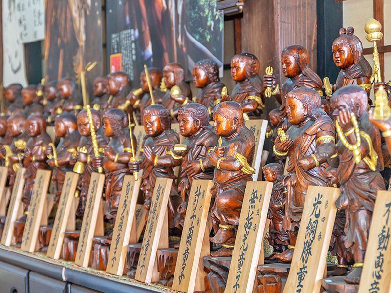 小さな仏像の列