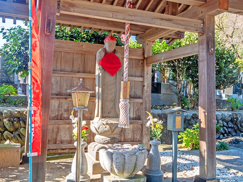 石仏と小さな祠