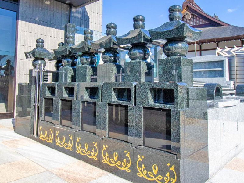 黒い納骨壇の列
