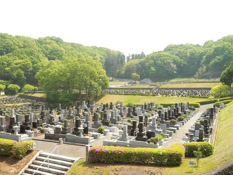 緑豊かで丹沢山系も望める、景観のよい霊園です