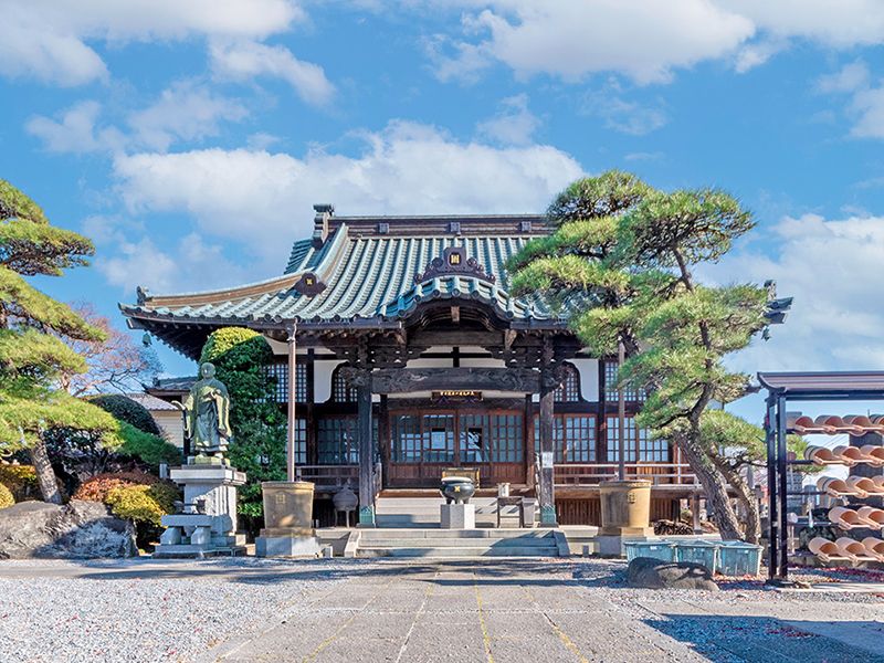 寺院門と本堂外観