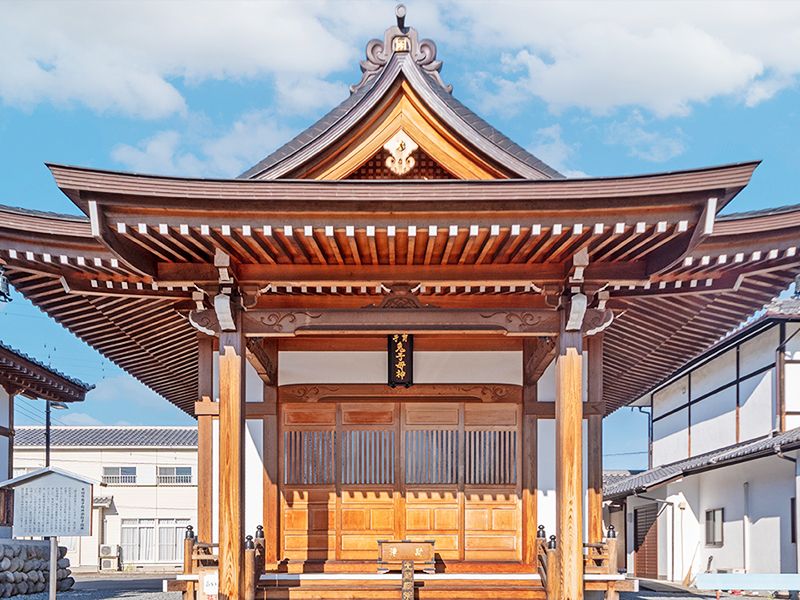朱色のお堂外観