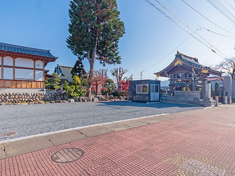 道路沿いの寺院外観