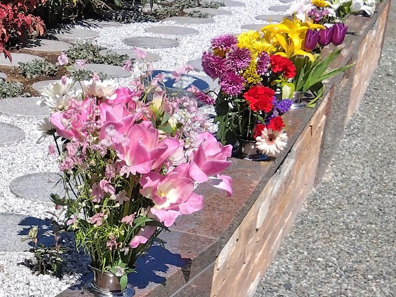 プレミアム小田原シーサイド共葬樹木葬墓地 第2期 色とりどりの供花