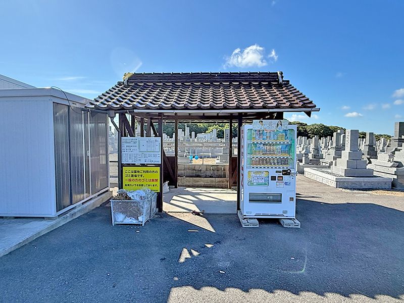 休憩所と自動販売機