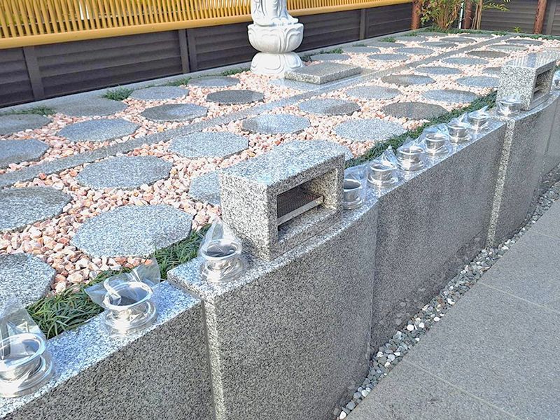 お花立てを沢山設置しておりますのでお参りの時はお花もお供えできます