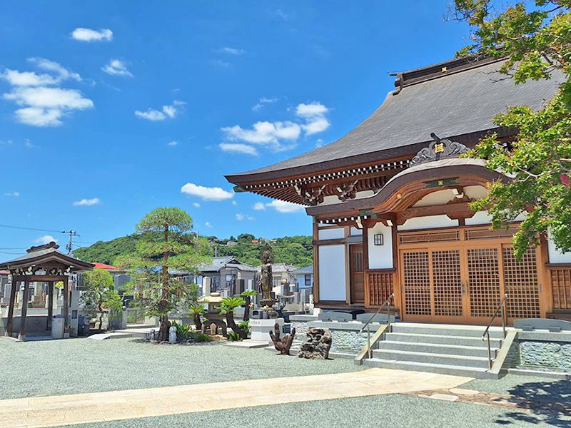 平成30年落慶の本堂と墓地入り口