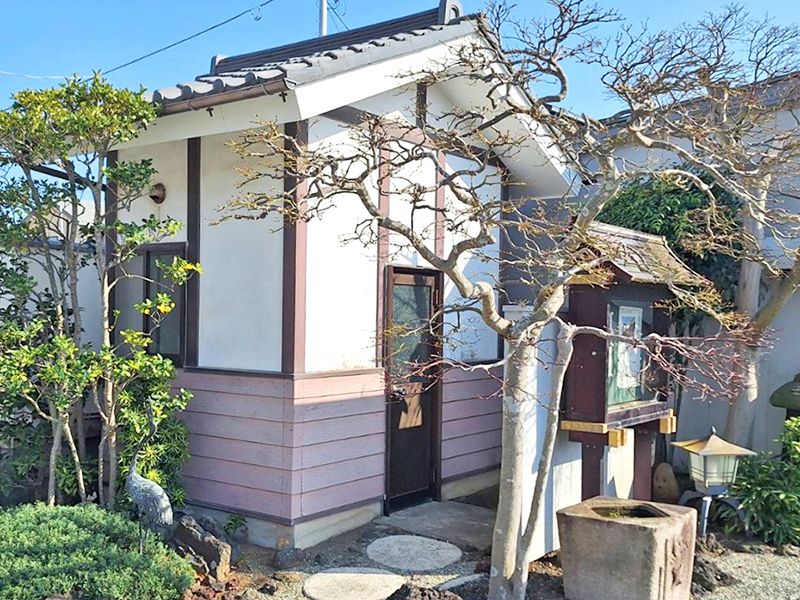 自由に使えるウォシュレット付きの外トイレ、長時間のお墓参りも安心です。